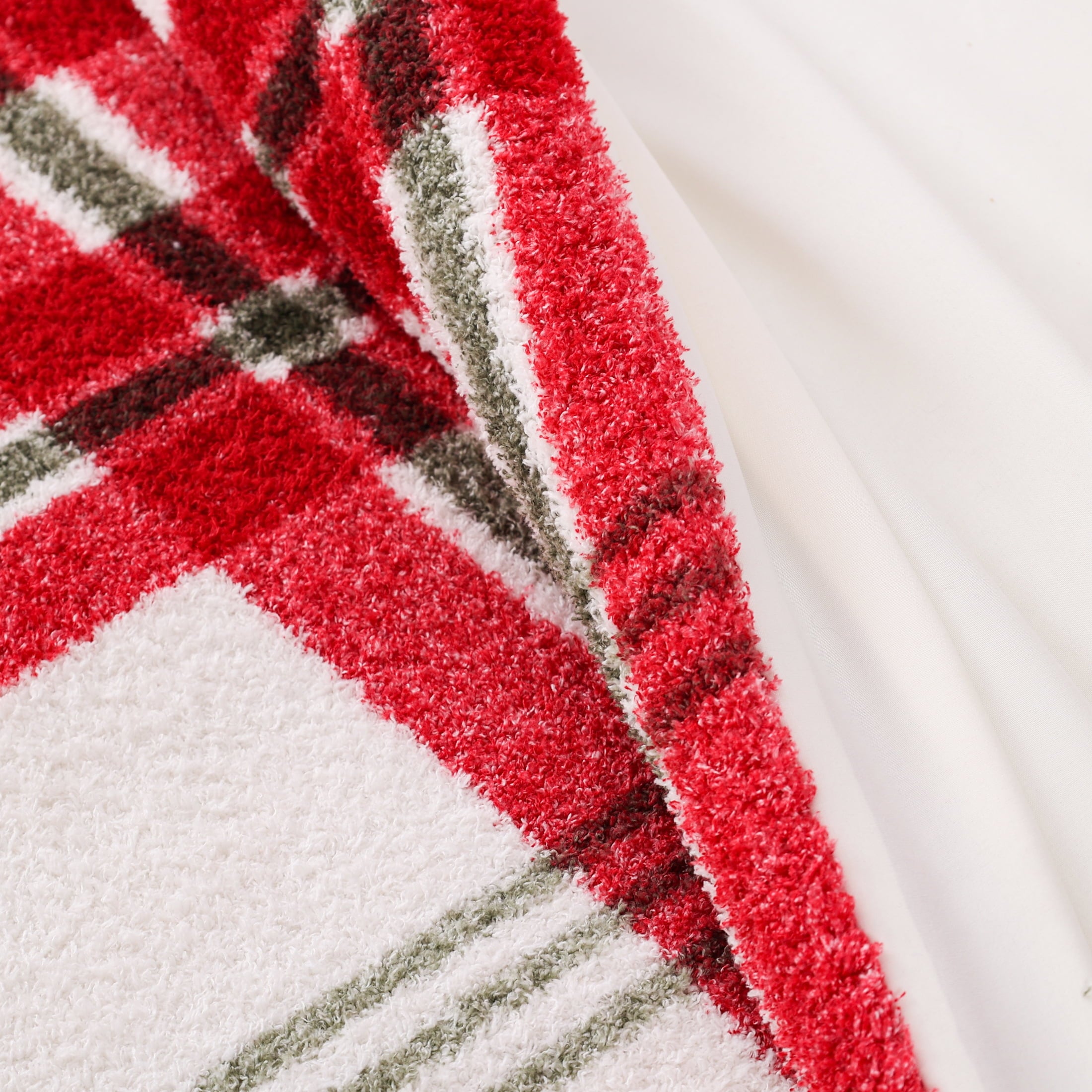 Better Homes & Gardens, Full/Queen, Comforter Set with Shams - Soft and Cozy, Red and Green Holiday Plaid